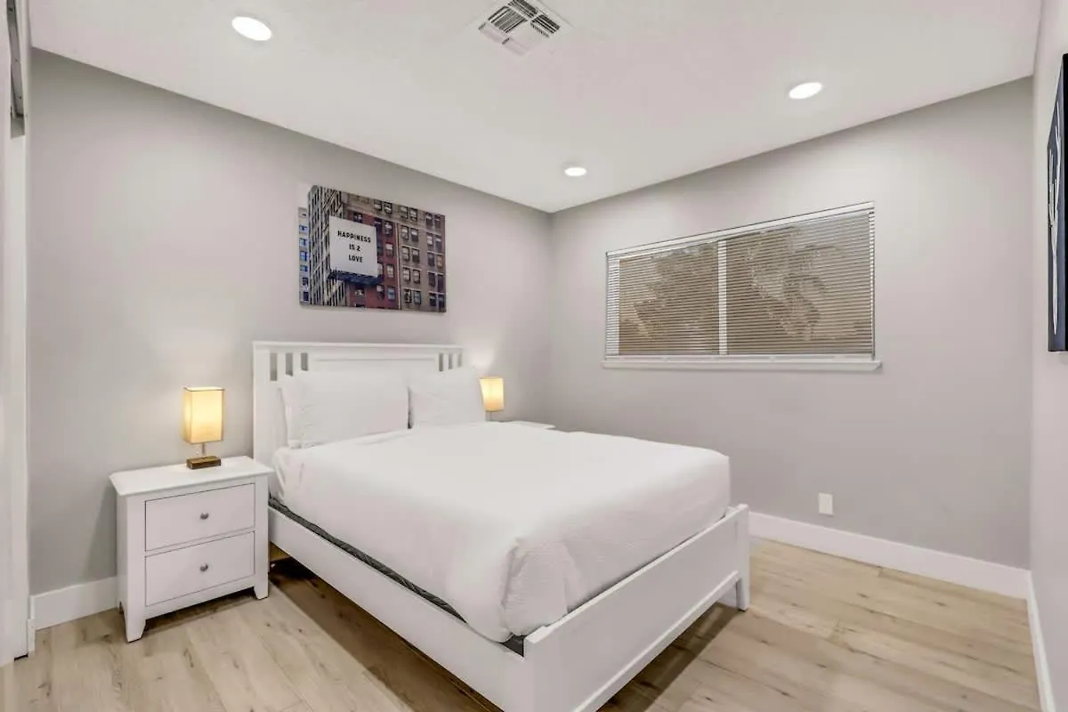 Newly Renovated Modern Oasis W Pool Mins To Strip Villa Las Vegas Nyaraló