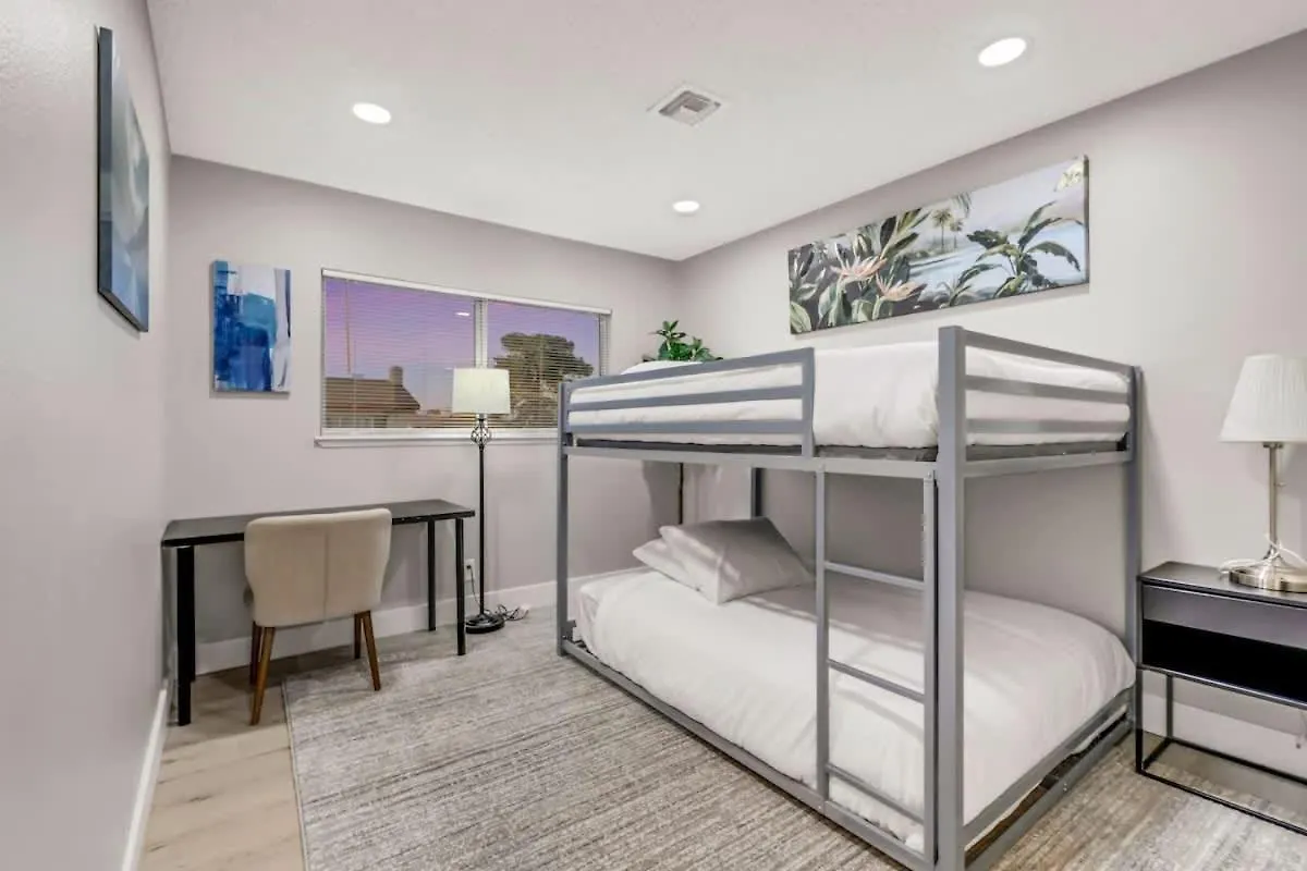 Newly Renovated Modern Oasis W Pool Mins To Strip Villa Las Vegas